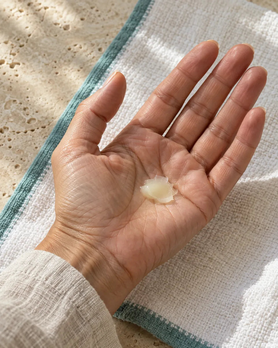 Gesto ilustrativo de aplicación de una pequeña cantidad de cera